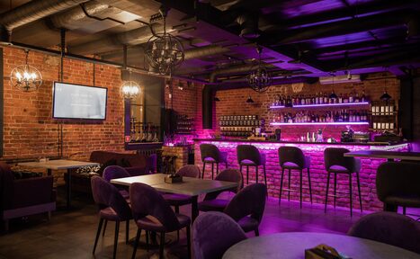 Арендовать Лофт-бар с неоновой барной стойкой