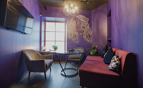 Арендовать Лофт-бар с неоновой барной стойкой