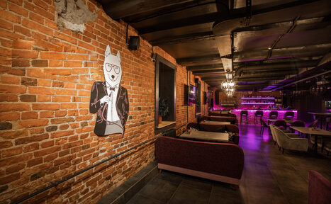 Арендовать Лофт-бар с неоновой барной стойкой