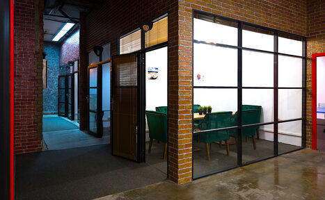 Арендовать Коворкинг Wishnya. Переговорная с панорамным остеклением