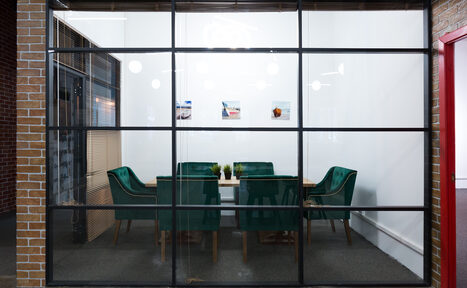 Арендовать Коворкинг Wishnya. Переговорная с панорамным остеклением