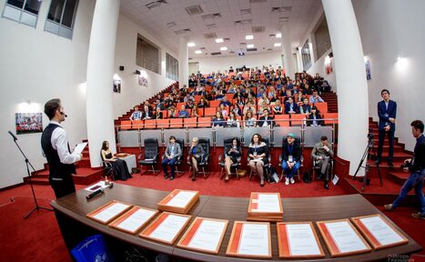 Арендовать Конференц-зал с рассадкой "Амфитеатр"