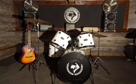 Арендовать Пространство со сценой и барной стойкой