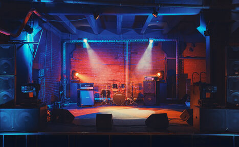 Арендовать Оборудованный лофт со сценой