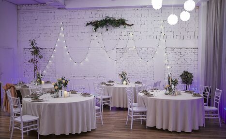 Арендовать Кафе Море Внутри. Яркий камерный лофт в белом кирпиче