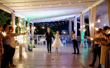 Арендовать Кафе Море Внутри. Открытая веранда в парке