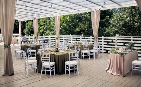 Арендовать Кафе Море Внутри. Открытая веранда в парке