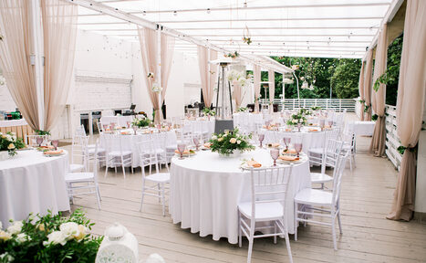 Арендовать Кафе Море Внутри. Открытая веранда в парке