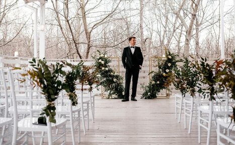 Арендовать Кафе Море Внутри. Открытая веранда в парке