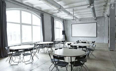 Арендовать Просторный зал для деловых и образовательных мероприятий