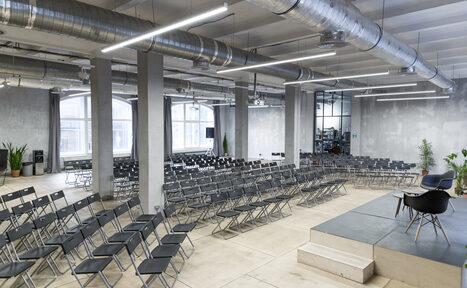 Арендовать Просторный зал для деловых и образовательных мероприятий