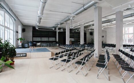 Арендовать Просторный зал для деловых и образовательных мероприятий