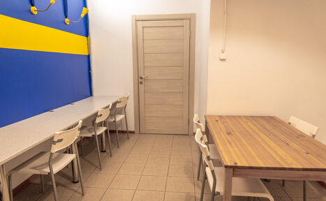 Арендовать CheckPoint Комната с яркой стеной