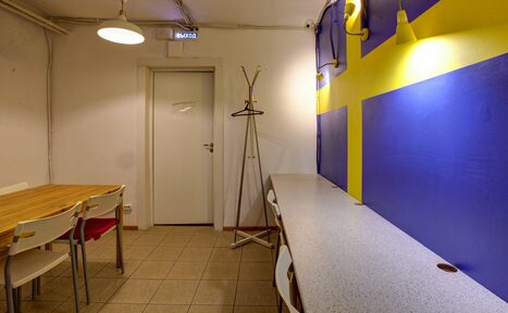 Арендовать CheckPoint Комната с яркой стеной