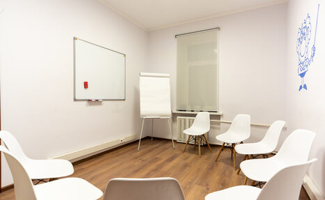 Арендовать Класс в минуте от метро