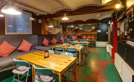 Арендовать CheckPoint Яркий зал с диванами