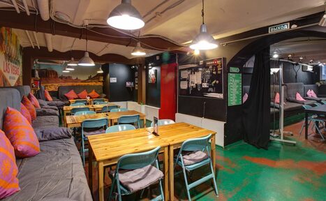 Арендовать CheckPoint Яркий зал с диванами