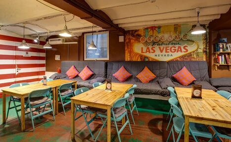 Арендовать CheckPoint Яркий зал с диванами