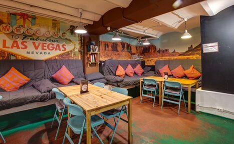 Арендовать CheckPoint Яркий зал с диванами