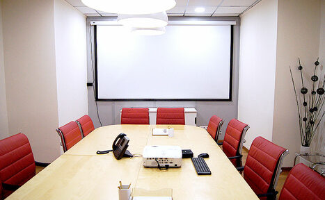 Арендовать Коворкинг ОАК24 Учебный класс с экраном