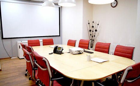 Арендовать Коворкинг ОАК24 Учебный класс с экраном