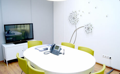 Арендовать Коворкинг ОАК24 Светлая переговорная комната 