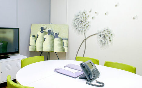 Арендовать Коворкинг ОАК24 Светлая переговорная комната 