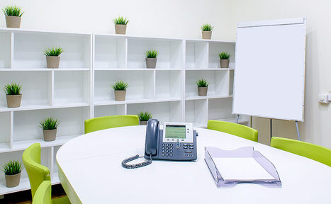 Арендовать Коворкинг ОАК24 Светлая переговорная комната 