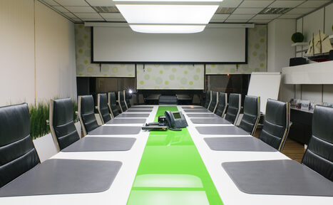 Арендовать Коворкинг ОАК24 Большая переговорная комната со столом