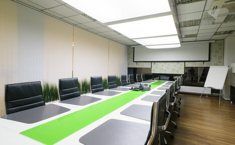 Арендовать Коворкинг ОАК24 Большая переговорная комната со столом