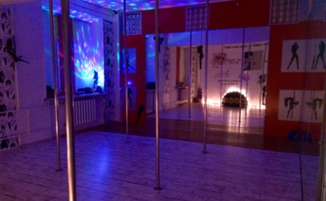 Арендовать Танцевальный зал с пилонами