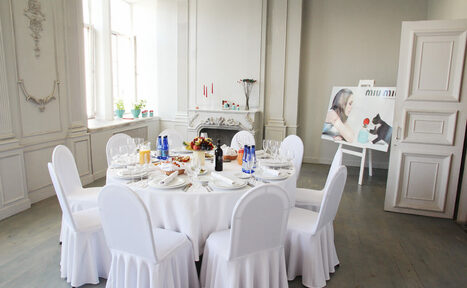 Арендовать  Зал с белым барокко для детских мероприятий