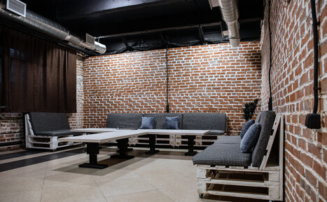 Арендовать Бизнес-центр Новослободский Лофт декорированный кирпичом