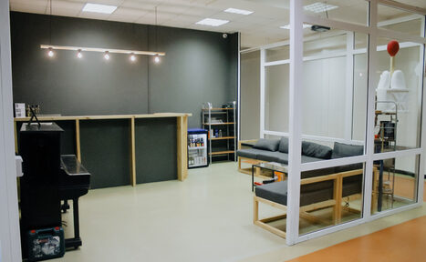 Арендовать Summertime Swing Светлый зал с большими окнами