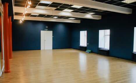 Арендовать Summertime Swing Зал с большими зеркалами