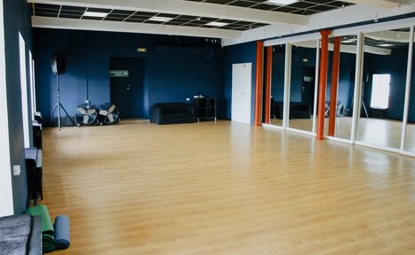 Арендовать Summertime Swing Зал с большими зеркалами