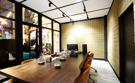 Арендовать Telegraph Hall Современный зал с большим столом