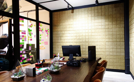 Арендовать Telegraph Hall Современный зал с большим столом