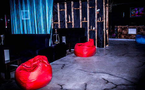 Арендовать Лофт с диванами и баром