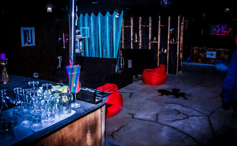 Арендовать Лофт с диванами и баром