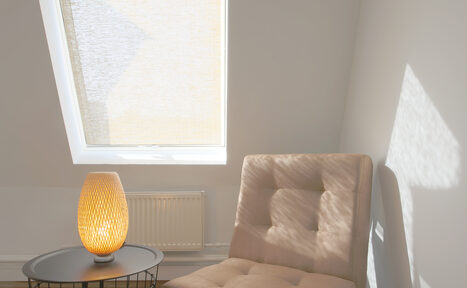 Арендовать Кабинет с коричневым диваном