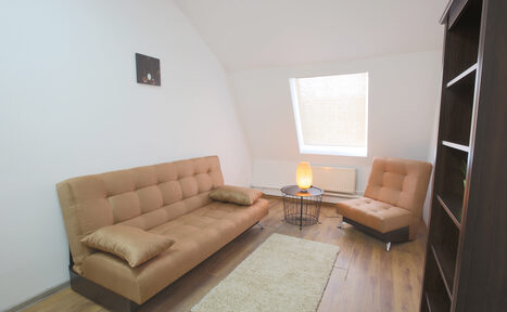 Арендовать Кабинет с коричневым диваном