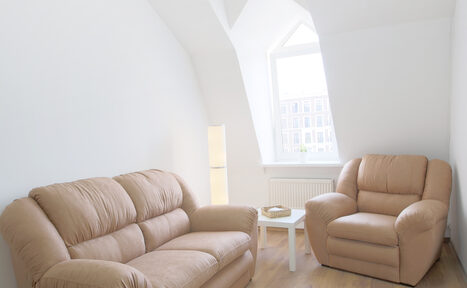 Арендовать Светлое помещение с диваном