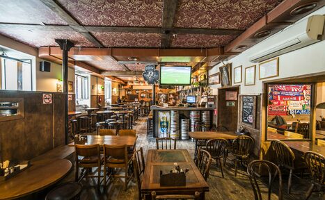 Арендовать Джон Донн. Спортивный бар под закрытие