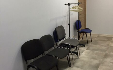 Арендовать Светлый зал с большими окнами