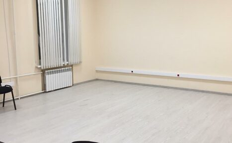 Арендовать Светлый зал с большими окнами