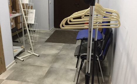 Арендовать Светлый зал с большими окнами