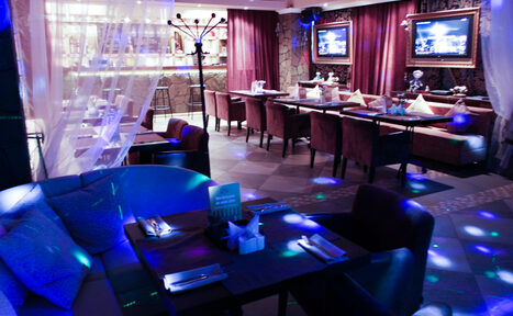 Арендовать Ресторан со сценой и мягкими диванами