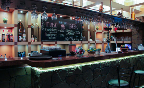 Арендовать Ресторан со сценой и мягкими диванами