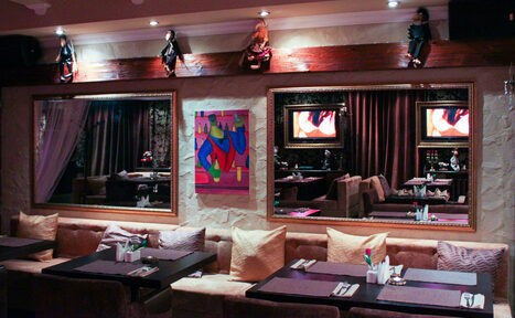 Арендовать Ресторан со сценой и мягкими диванами